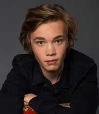 영화배우인 찰리 플러머의 대표 이미지