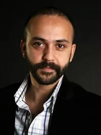 영화배우인 사르프 아카야의 대표 이미지