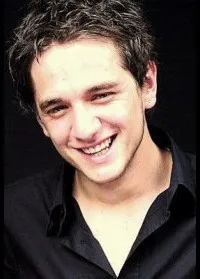 영화배우인 세르잔 바두르의 대표 이미지