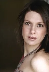 영화배우인 산산 피브리의 대표 이미지