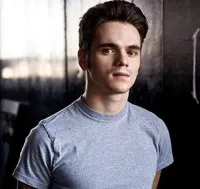 영화배우인 줄리언 로비노의 대표 이미지