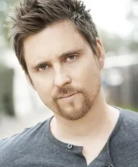 영화배우인 데빈 맥긴의 대표 이미지