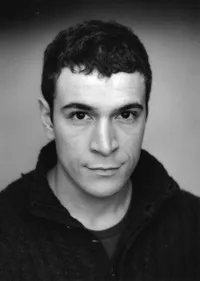 영화배우인 야신 벨루스의 대표 이미지