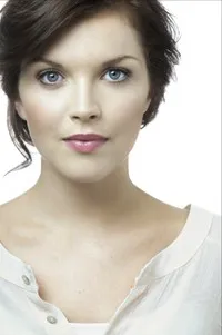 영화배우인 에밀리 플럼트리의 대표 이미지