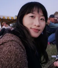 애니메이션 감독인 센 잉팡의 대표 이미지