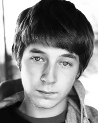 영화배우인 클렘 타이버의 대표 이미지