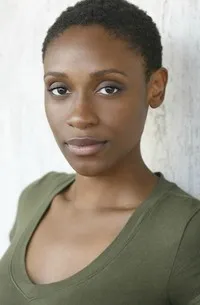 영화배우인 치나사 오그부아구의 대표 이미지