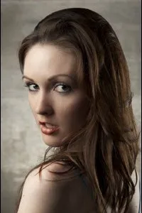 영화배우인 데번 브룩셔의 대표 이미지