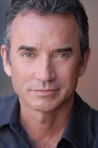 영화배우인 더글라스 올슨의 대표 이미지