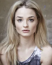 영화배우인 엠마 릭비의 대표 이미지