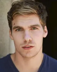 영화배우인 피트 플로첵의 대표 이미지