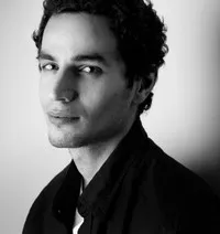 영화배우인 아담 바크리의 대표 이미지