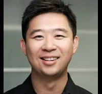 영화감독인 톰 시아의 대표 이미지