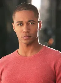 영화배우인 토마스 홉슨의 대표 이미지