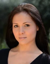 영화배우인 에밀리 백스터의 대표 이미지