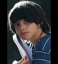 영화배우인 이타이 슈체르베크의 대표 이미지