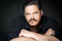 영화배우인 마크 번햄의 대표 이미지