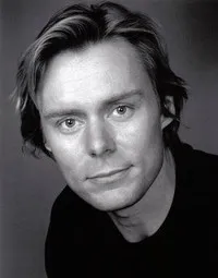 영화배우인 에드워드 베이커-둘리의 대표 이미지