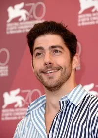 영화배우인 피에르-이브 카르디날의 대표 이미지