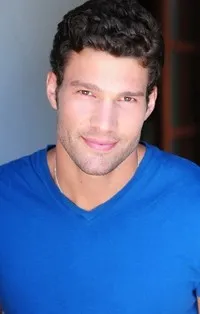 영화배우인 애런 오코넬의 대표 이미지