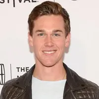 영화배우인 테일러 존 스미스의 대표 이미지