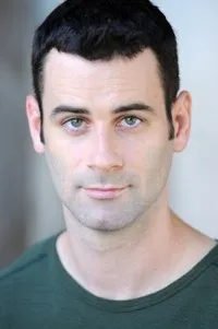 영화배우인 로넌 바부어의 대표 이미지