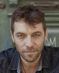 영화배우인 야니스 스탄코글루의 대표 이미지