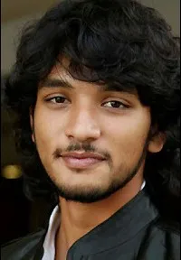 영화배우인 가우탐 카르티크의 대표 이미지