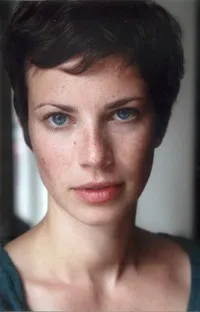 영화배우인 안나 로트의 대표 이미지