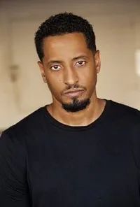 영화배우인 아담 레니의 대표 이미지