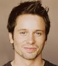 영화배우인 타일러 리터의 대표 이미지