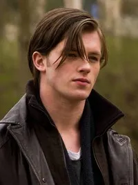 영화배우인 야니스 니에브외너의 대표 이미지