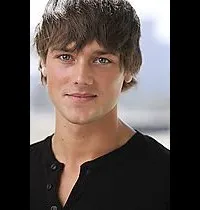 영화배우인 코리 에이드의 대표 이미지