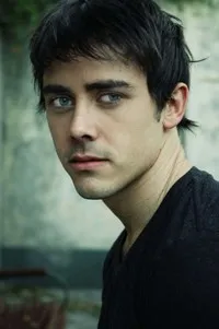 영화배우인 줄리안 커티스의 대표 이미지