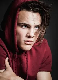 영화배우인 알렉스 뉴이스테터의 대표 이미지