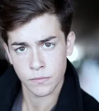 영화배우인 어거스트 로즈의 대표 이미지