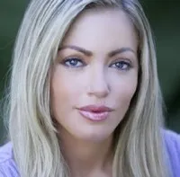 영화배우인 줄리아 파예 웨스트의 대표 이미지