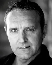 영화배우, 가수인 마크 모라한의 대표 이미지