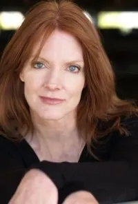 영화배우인 매기 베어드의 대표 이미지