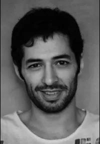 영화배우인 메르트 피라트의 대표 이미지