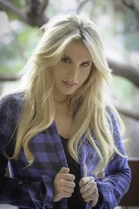 영화배우인 재키 홀랜드의 대표 이미지