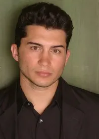 영화배우인 조이 비에이라의 대표 이미지