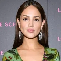 영화배우, 가수인 에이사 곤잘레스의 대표 이미지