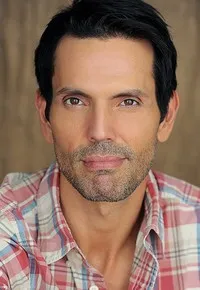 영화배우인 제임스 코스타스의 대표 이미지