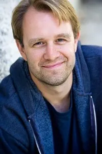 영화배우인 트레버 블랙의 대표 이미지