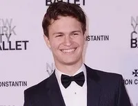 영화배우, 가수인 안셀 엘고트의 대표 이미지