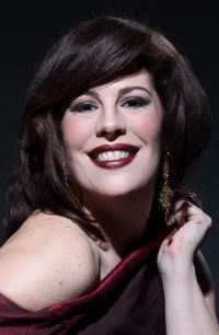 성악가인 손드라 라드바노프스키의 대표 이미지