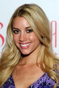 영화배우인 헤더 래 영의 대표 이미지