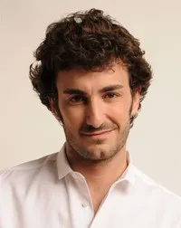 영화배우인 미키 에스파르베의 대표 이미지