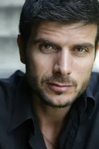 영화배우인 마노스 가브라스의 대표 이미지